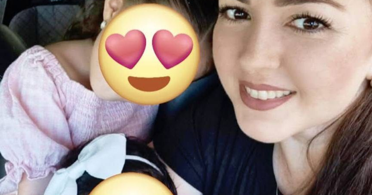 Mujer sonriente con dos niñas en un vehículo, rostros de las niñas cubiertos con emoticonos de corazones.