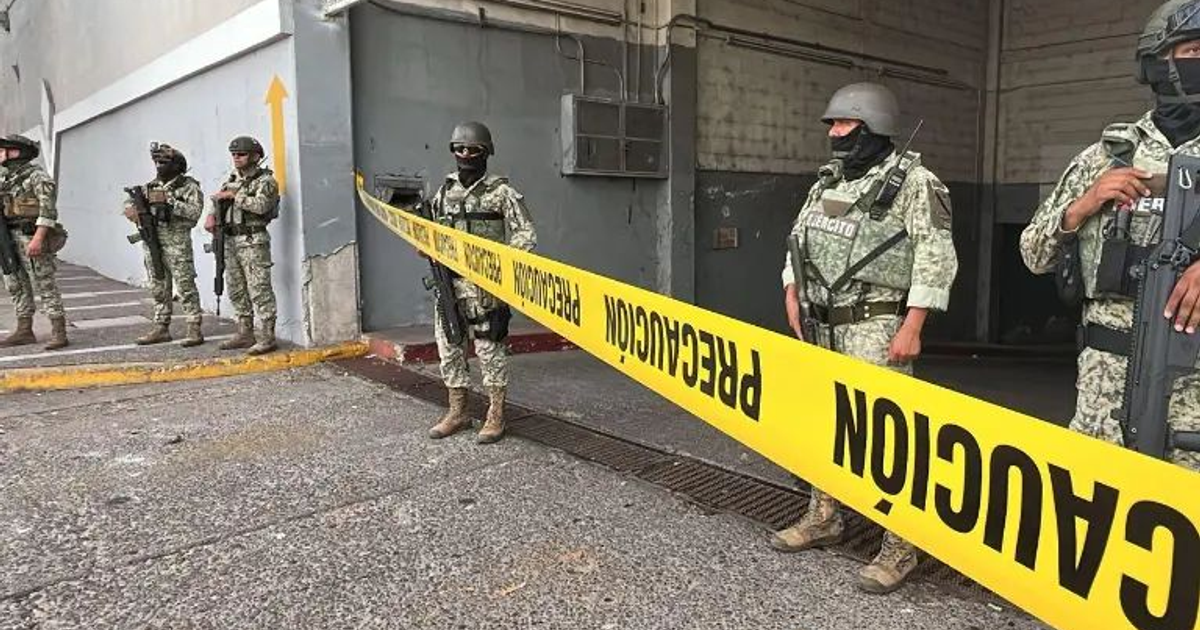 Soldados armados vigilan área acordonada en Culiacán tras doble homicidio.