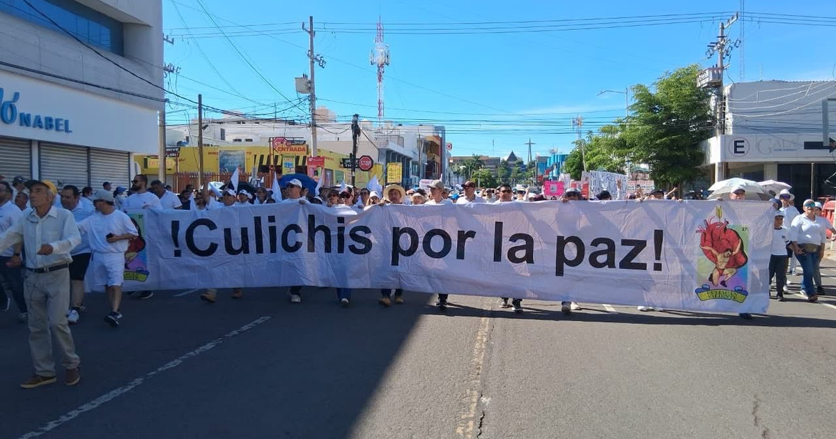 Manifestación en Culiacán con personas vestidas de blanco sosteniendo un cartel que dice '¡Culichis por la paz!'