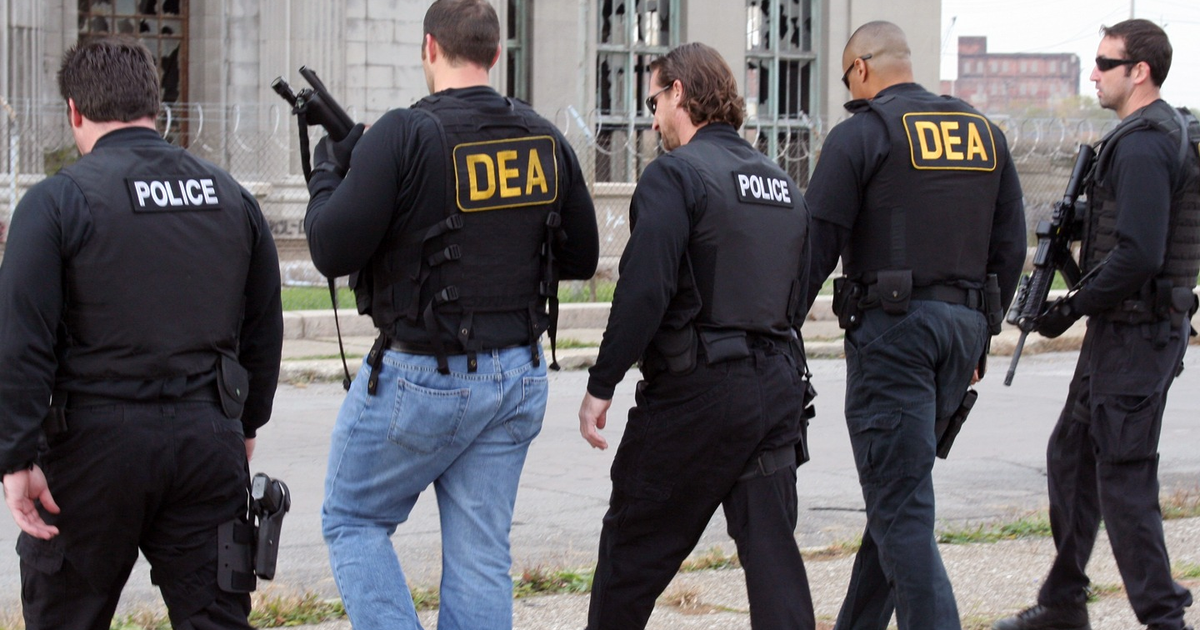 Agentes de la DEA y policía en operativo urbano contra el Cártel de Sinaloa