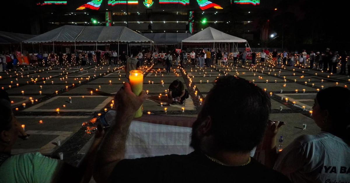 Vigilia nocturna con veladoras encendidas en memoria de desaparecidos en Sinaloa