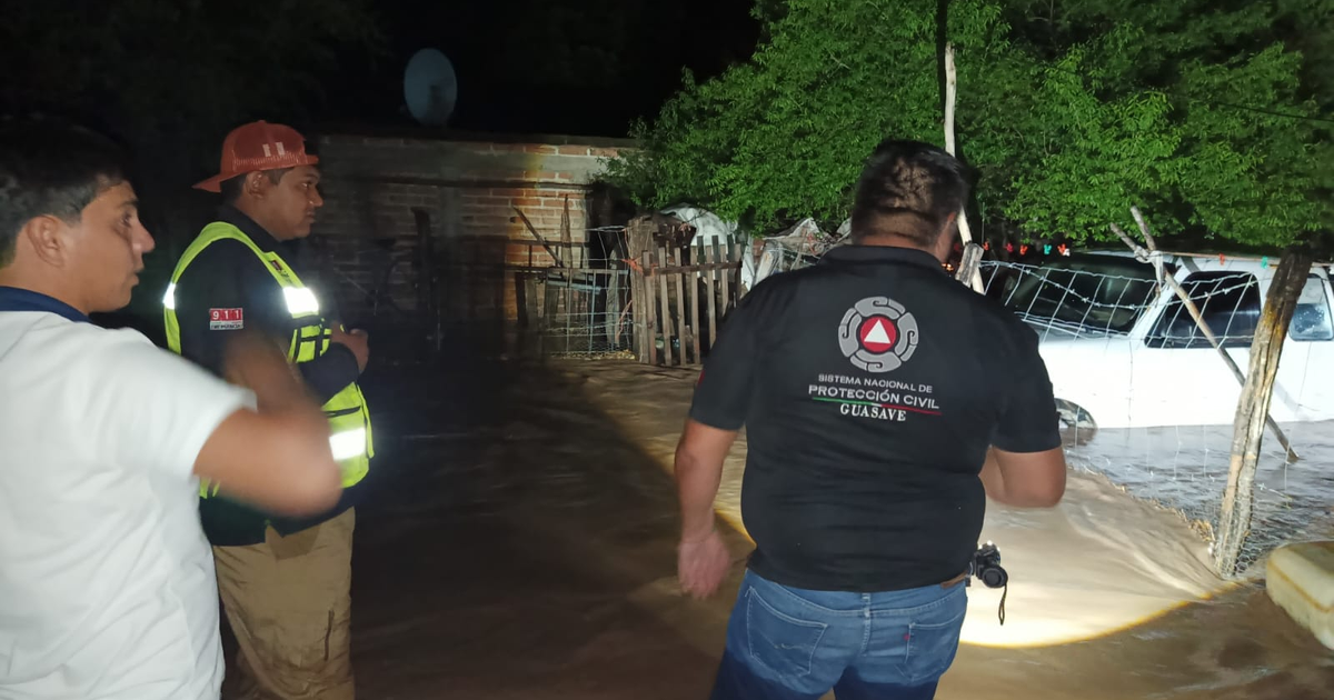 Equipo de emergencia en inundación nocturna en San Marcial, Guasave