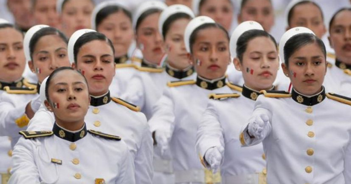 Mujeres en uniforme blanco marchando en el Desfile Cívico-Militar del 215 Aniversario de la Independencia de México.