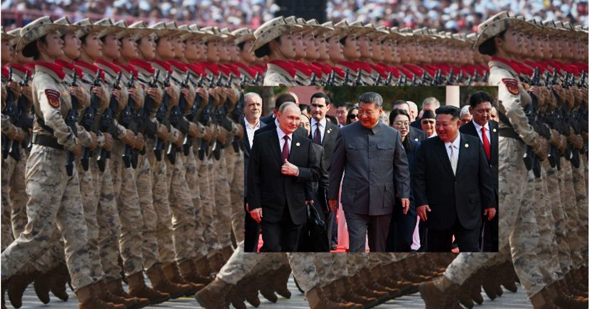 Soldados marchando en desfile militar en Beijing, con líderes políticos al fondo, durante la conmemoración del 80º aniversario del fin de la Segunda Guerra Mundial.