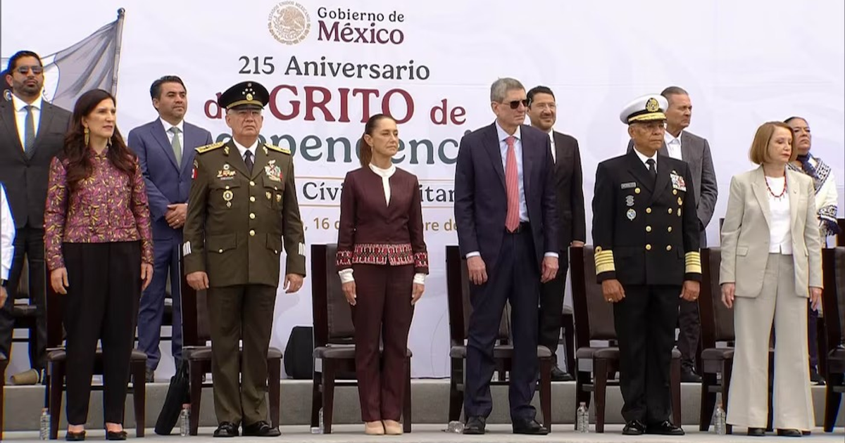 Ceremonia del 215 aniversario del Grito de Independencia en México, con dignatarios y militares en el Zócalo.