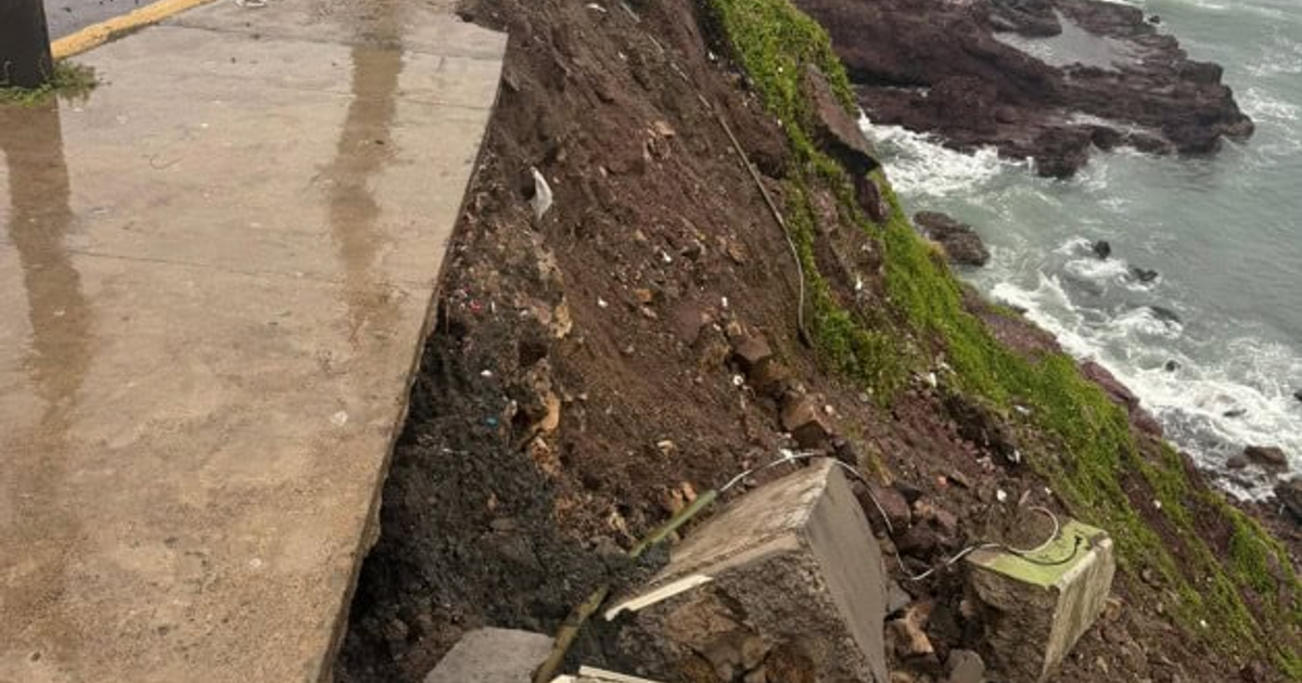 Deslave en el paseo del Centenario, Mazatlán, con camino dañado y mar al fondo.