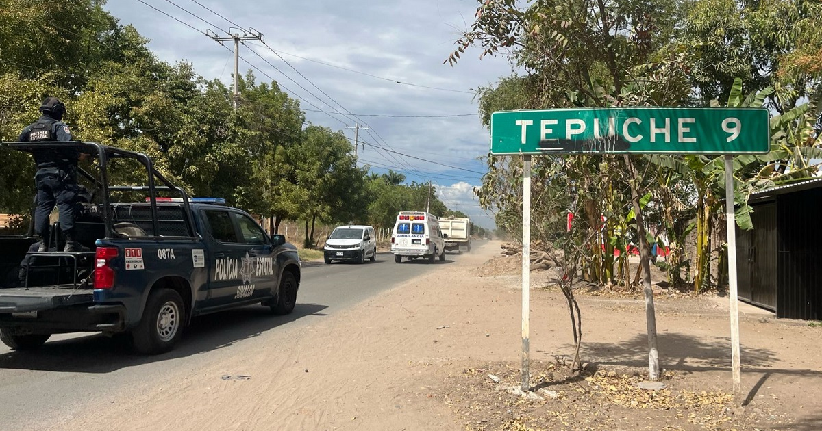 Operativo de seguridad en carretera hacia Tepuche, Sinaloa, con presencia policial y vehículos de emergencia.