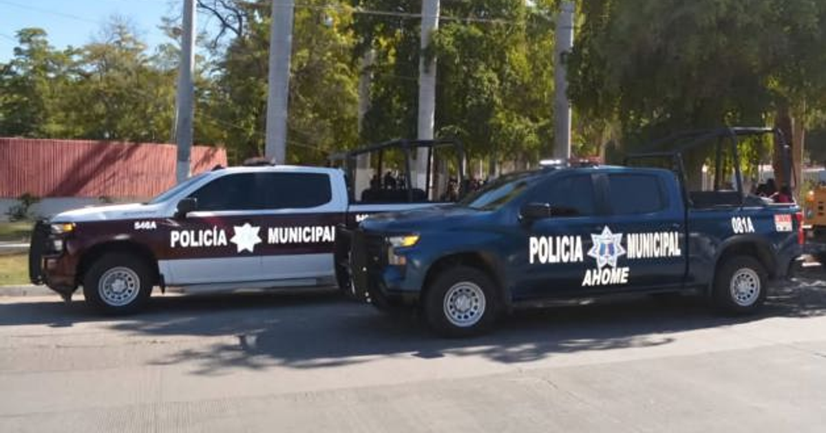Camionetas de la Policía Municipal de Ahome estacionadas en una vía