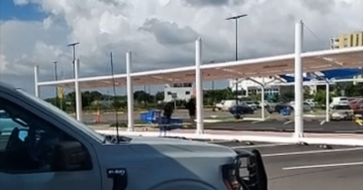 Estacionamiento al aire libre en Mazatlán con vehículo y cielo nublado