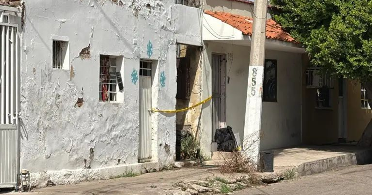 Calle en la colonia Miguel Alemán, Culiacán, con casas y cinta amarilla tras un doble homicidio.
