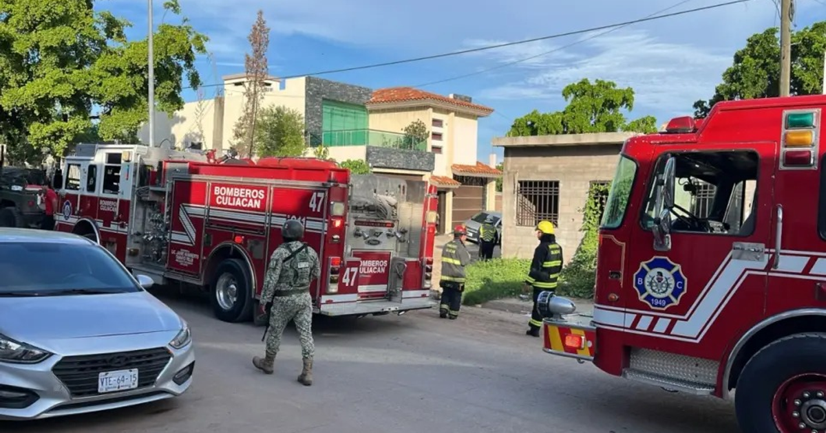 Camiones de bomberos y personal de emergencia en Culiacán tras un incendio en la calle Lola Beltrán.