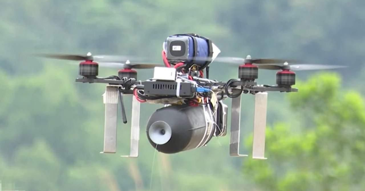 Dron de fibra óptica volando sobre un fondo de vegetación difusa