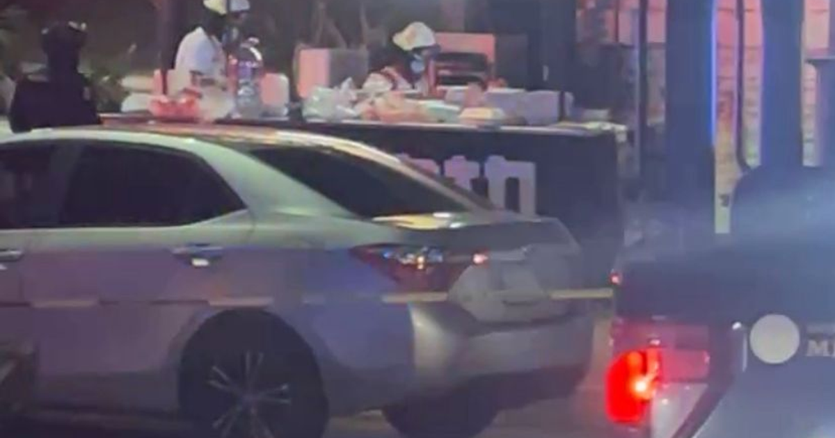 Automóvil plateado en escena nocturna con luces de emergencia en Culiacán