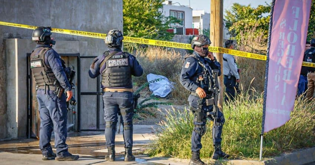 Policía en Culiacán asegurando escena de crimen con cinta amarilla