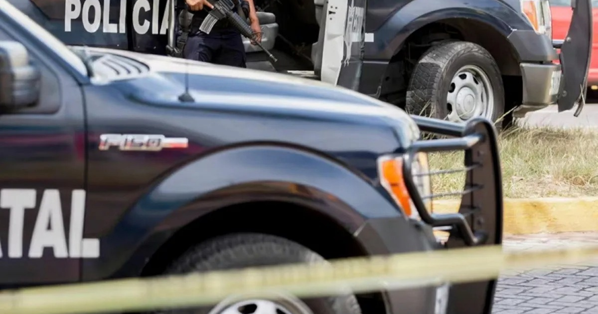 Operativo policial en Culiacán tras ataque a agente, con vehículos y policía armado.