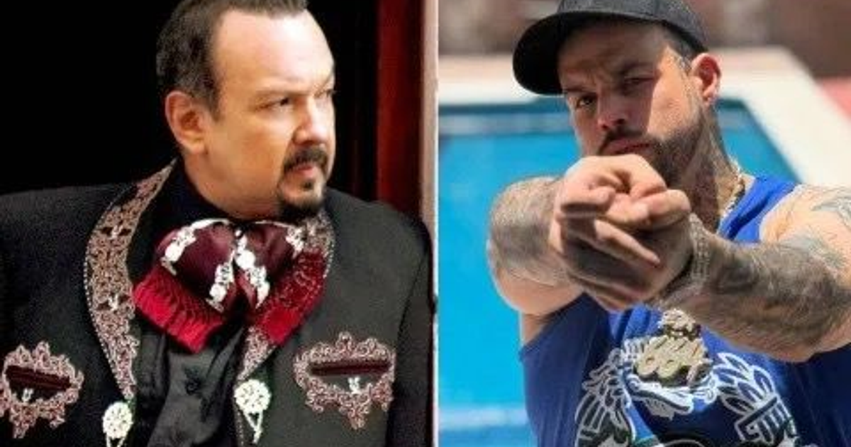 Dos hombres contrastan en estilo: uno en traje tradicional, otro informal con tatuajes, reflejando diferencias en la familia Aguilar.