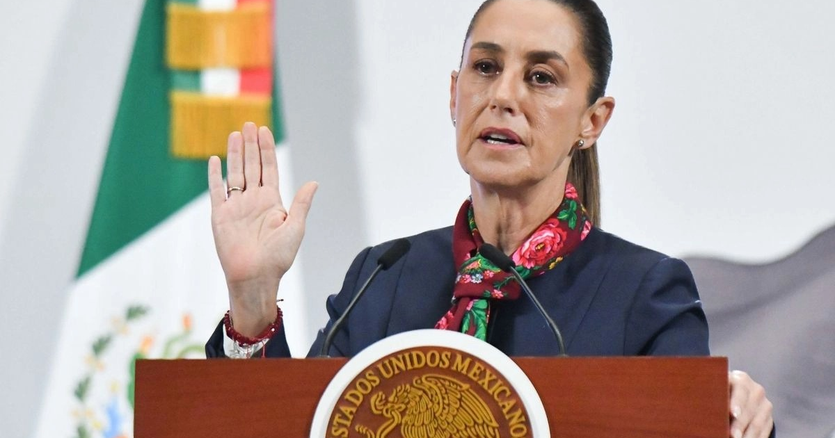 Claudia Sheinbaum hablando sobre la pérdida de empleo en Sinaloa con la bandera de México de fondo