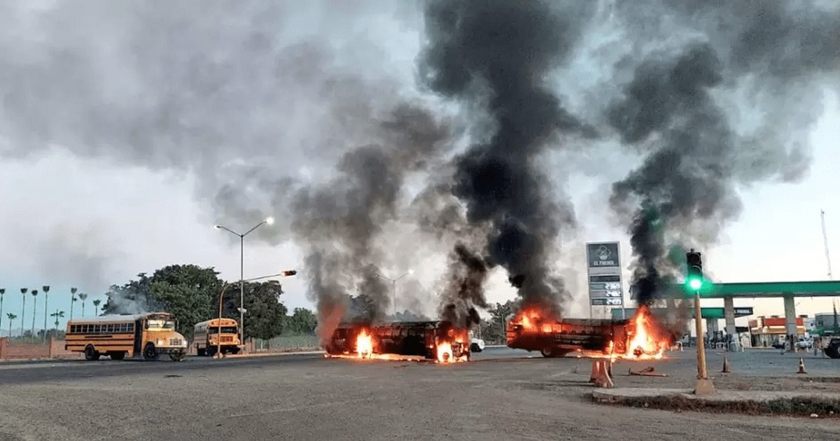 Incendio de vehículos en carretera de Culiacán tras enfrentamiento armado