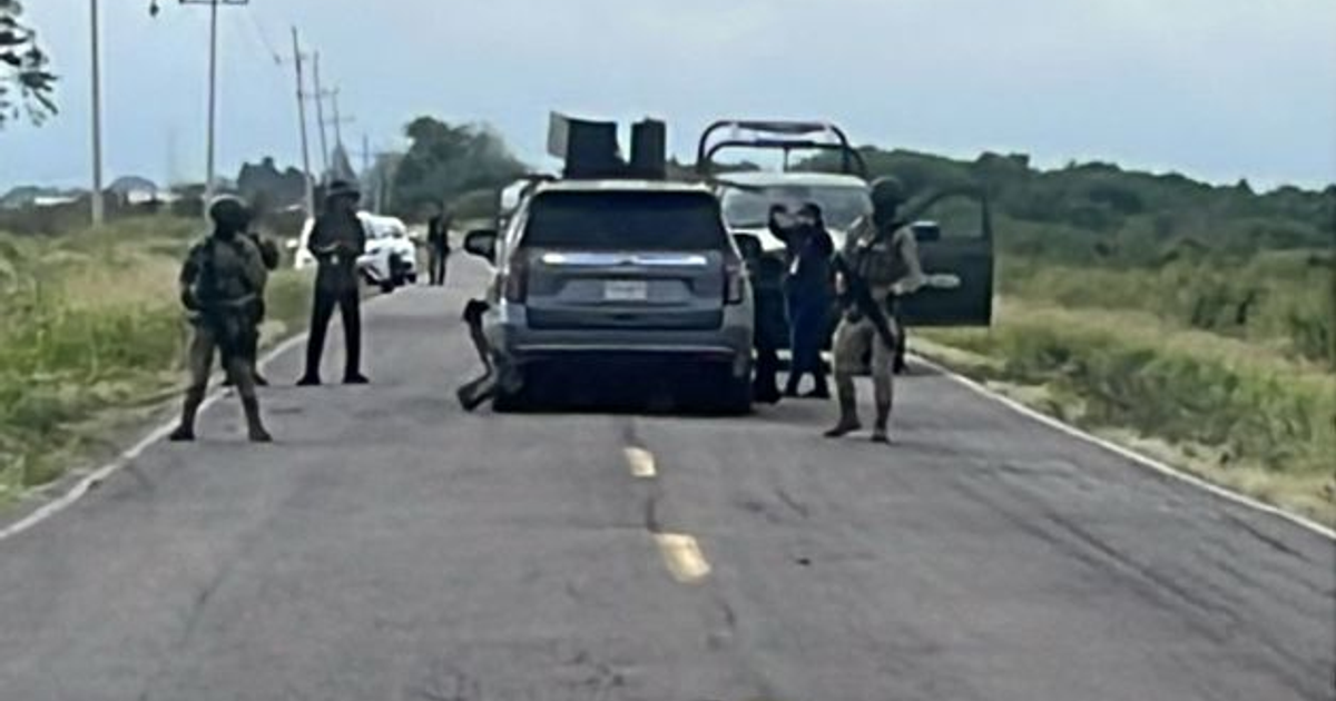 Operativo de seguridad en Culiacán con revisión de vehículos por fuerzas militares en un entorno rural.