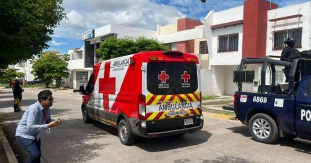 Ambulancia y vehículo de policía en operativo de emergencia en Culiacán