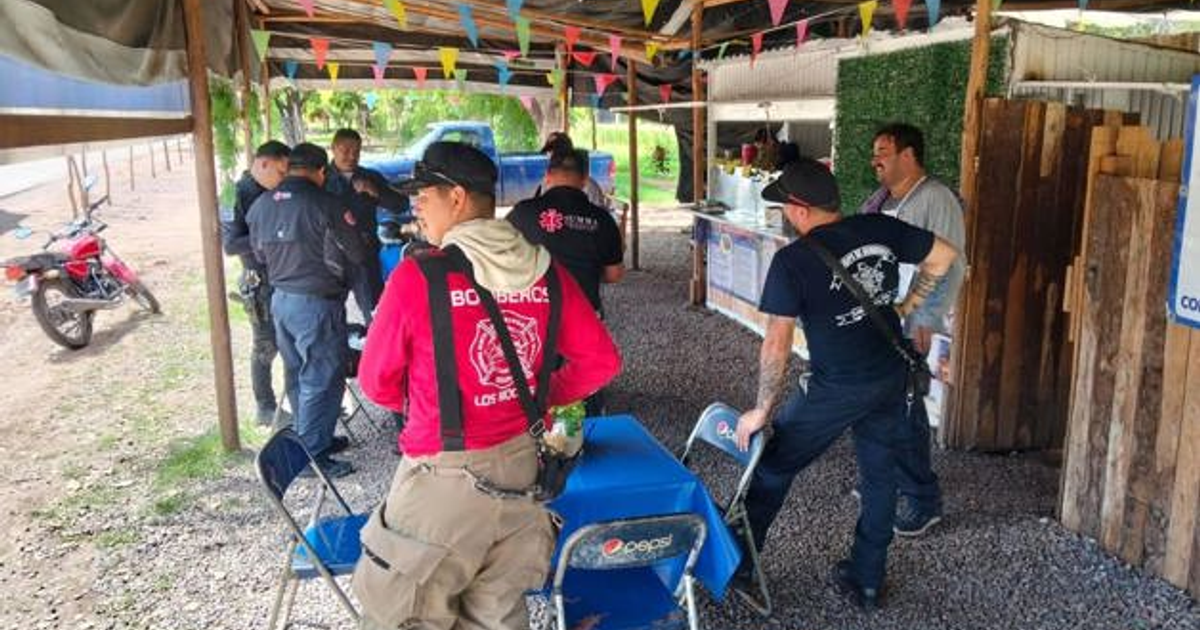 Grupo de personas, incluyendo bomberos, reunidos en un área cubierta al aire libre en Los Mochis tras un ataque de abejas.