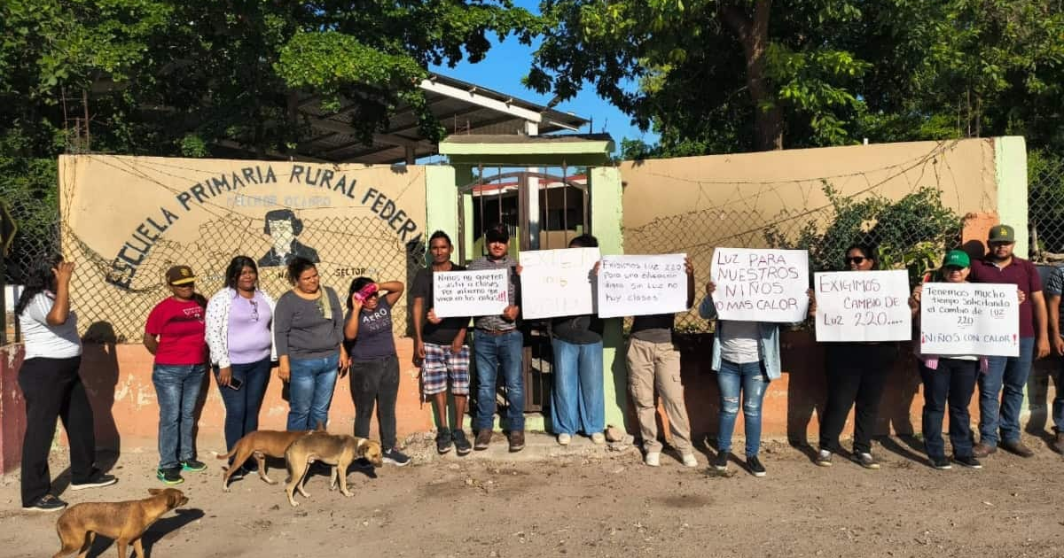 Padres protestando frente a escuela rural en Tesila por falta de electricidad