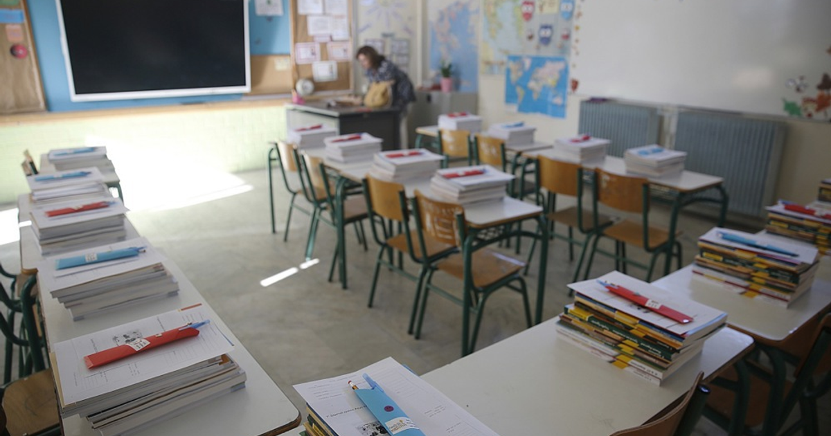 Aula vacía con escritorios y sillas, reflejo del cierre de escuelas en Grecia por baja matrícula.