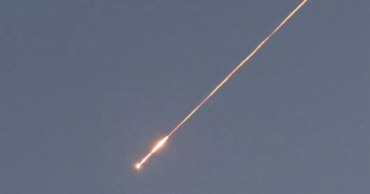 Objeto luminoso en el cielo polaco con estela de luz