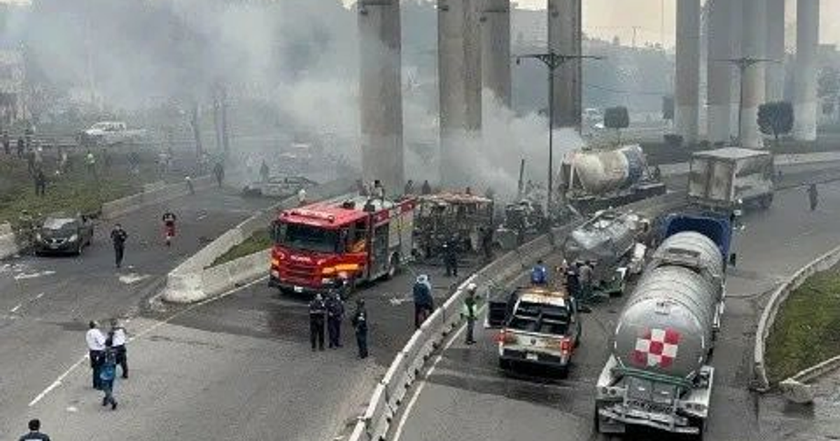Accidente de tráfico en Iztapalapa con explosión de pipa de gas, bomberos y equipos de emergencia presentes.