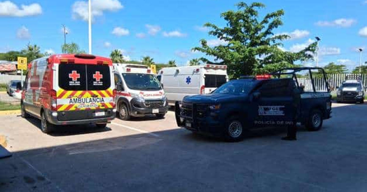 Estacionamiento con ambulancias y vehículo policial en Culiacán, Sinaloa.