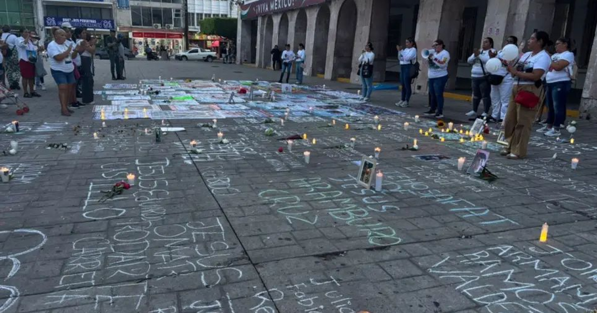 Manifestación en Mazatlán con velas, flores y mensajes en tiza por personas desaparecidas