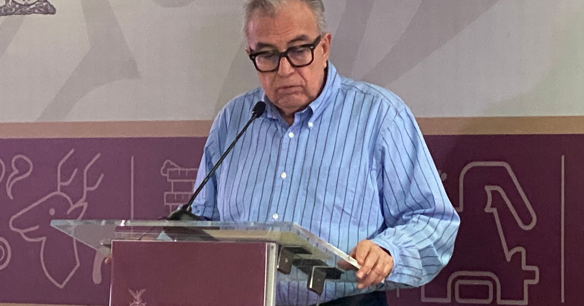 Persona en atril durante discurso en Culiacán