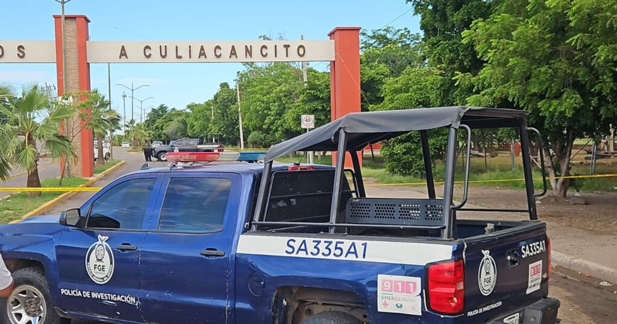 Vehículo policial de investigación en Culiacancito, Sinaloa, con cinta amarilla de acordonamiento.