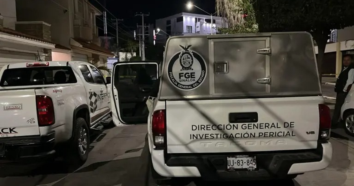 Camioneta de la Fiscalía de Sinaloa en escena nocturna de investigación