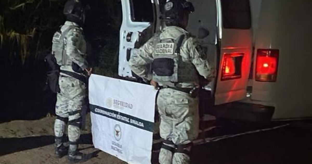 Miembros de seguridad en operativo en Mocorito, Sinaloa, junto a una furgoneta.