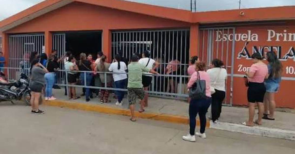 Padres protestan frente a la Escuela Primaria Ángela Peralta en Mazatlán por presunto fraude.