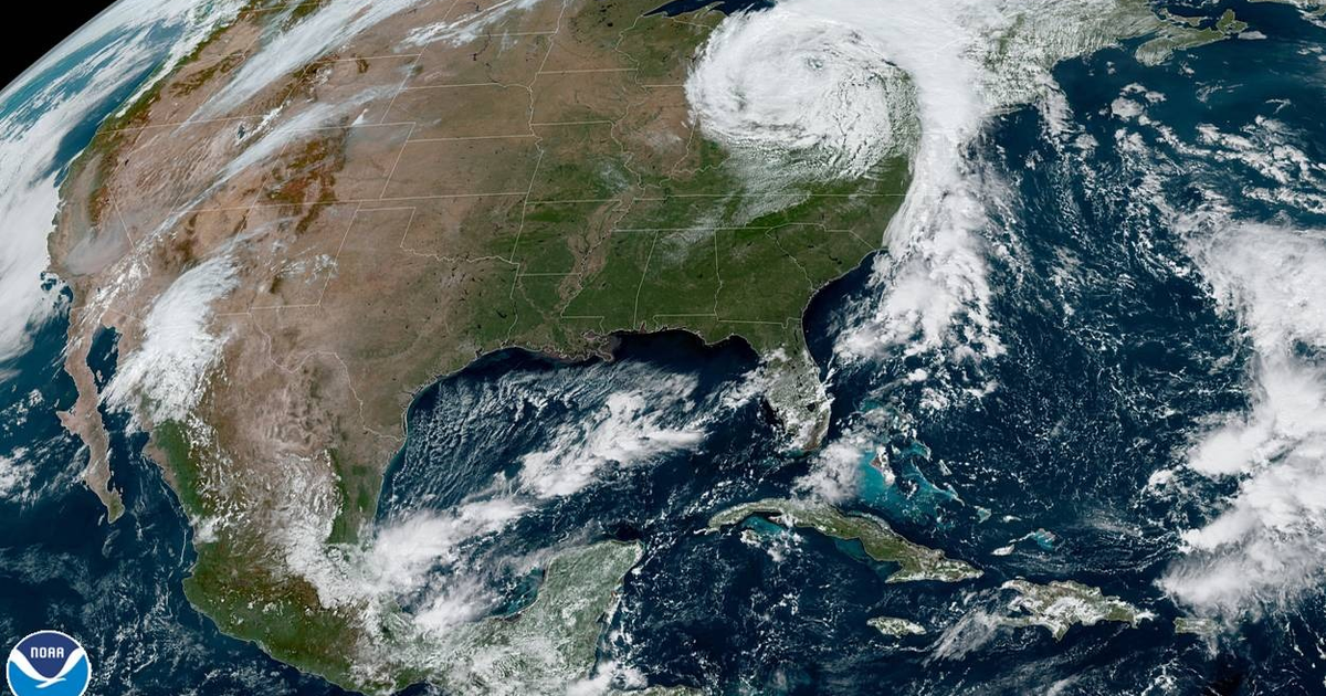 Imagen satelital de América del Norte y el Caribe con un huracán visible cerca de la costa este de EE. UU.