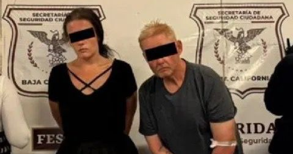 Dos fugitivos detenidos en Tijuana por la FESC, con logotipo de seguridad al fondo.