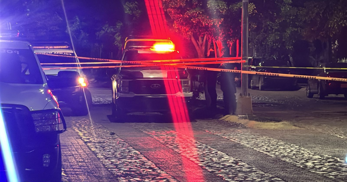 Escena nocturna en Mazatlán con vehículos policiales y área restringida tras ataque con granadas.