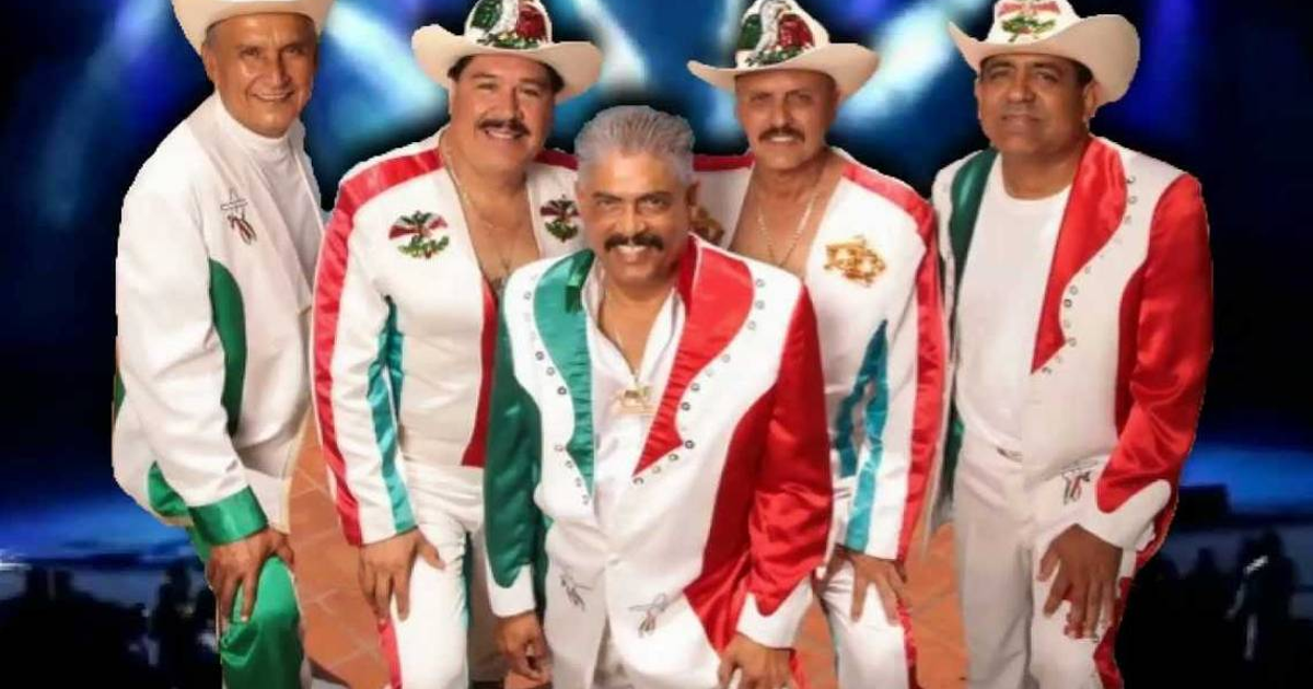 Su Majestad Mi Banda el Mexicano en trajes de la bandera mexicana en Mazatlán