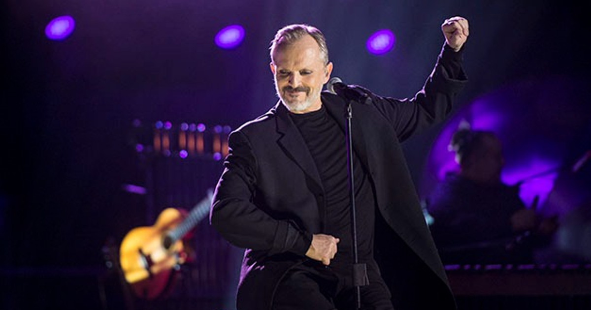 Hombre actuando en un escenario con luces moradas durante un concierto en Culiacán