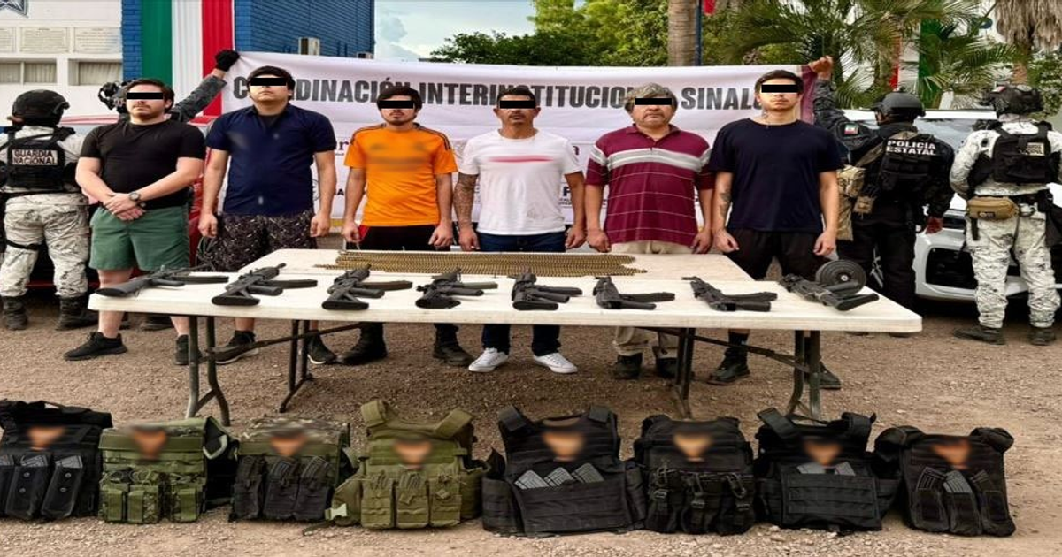 Operativo policial en Culiacán con armas y chalecos tácticos incautados