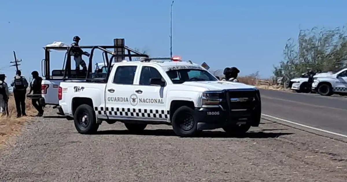 Vehículos de la Guardia Nacional en un camino rural durante un operativo de seguridad en Culiacán.