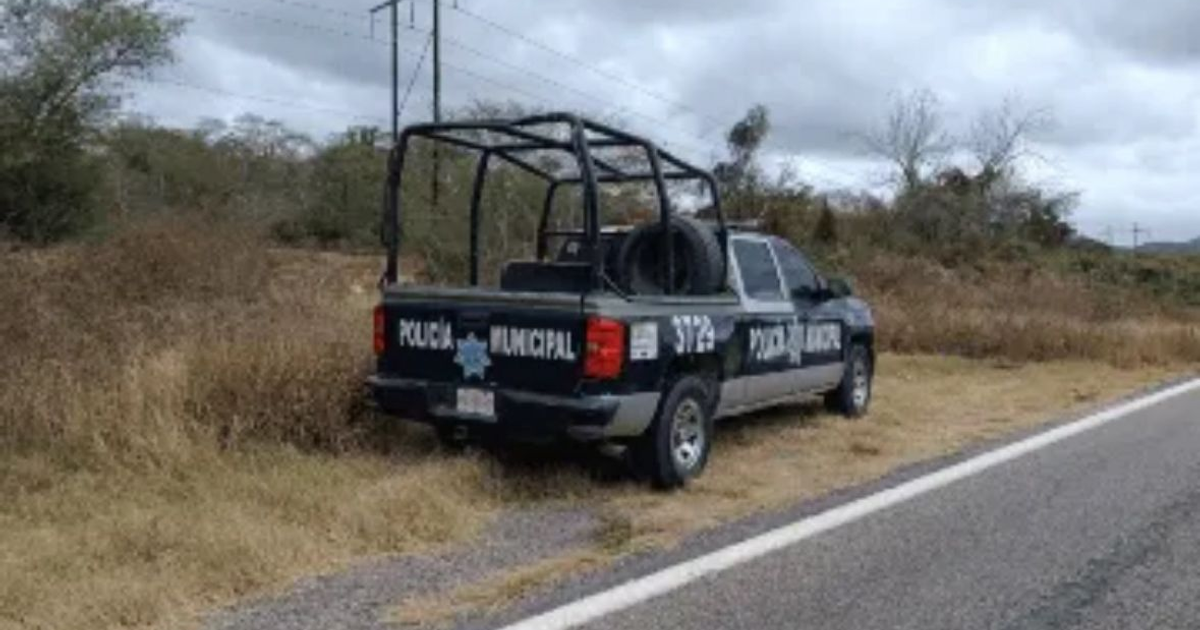 Camioneta de la Policía Municipal en zona rural de Concordia, Sinaloa