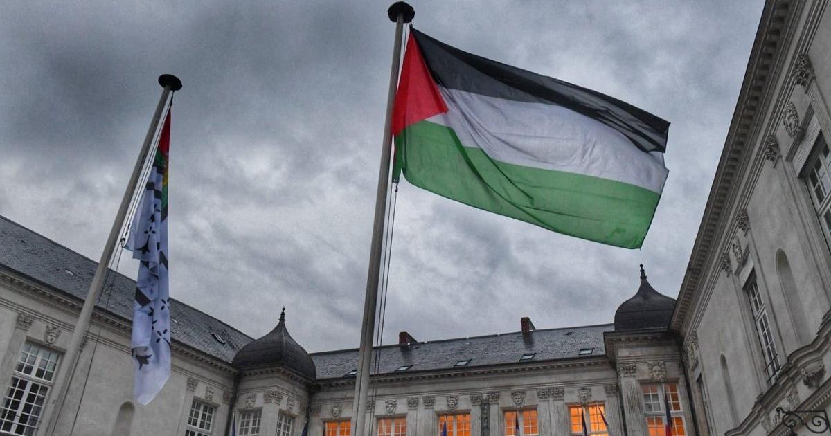 Bandera Palestina ondeando en la ONU con fondo de edificio clásico y cielo nublado