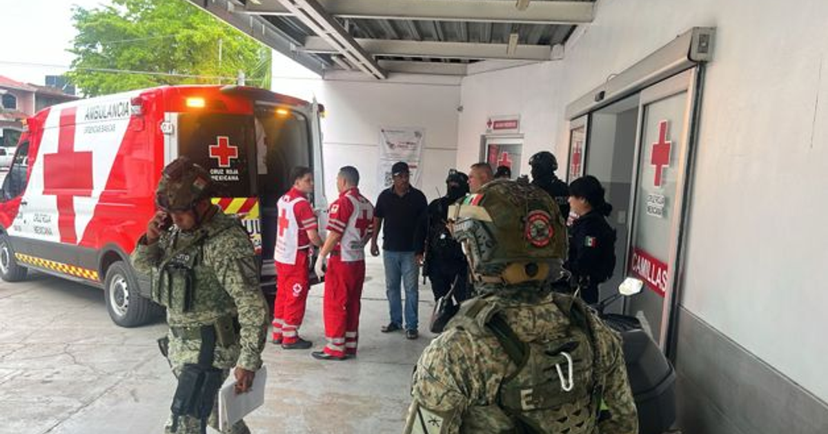 Paramédicos de la Cruz Roja atendiendo a heridos en una ambulancia en Culiacán