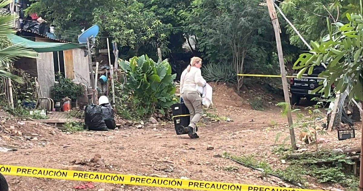 Investigadora en escena del crimen en Culiacán con cinta de precaución y vehículo policial