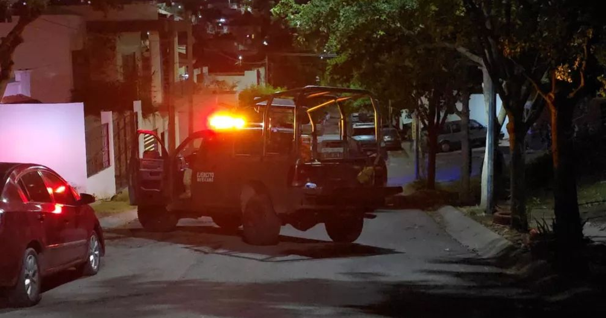 Vehículo de seguridad con luces intermitentes en Culiacán tras un intento de asalto y homicidio.