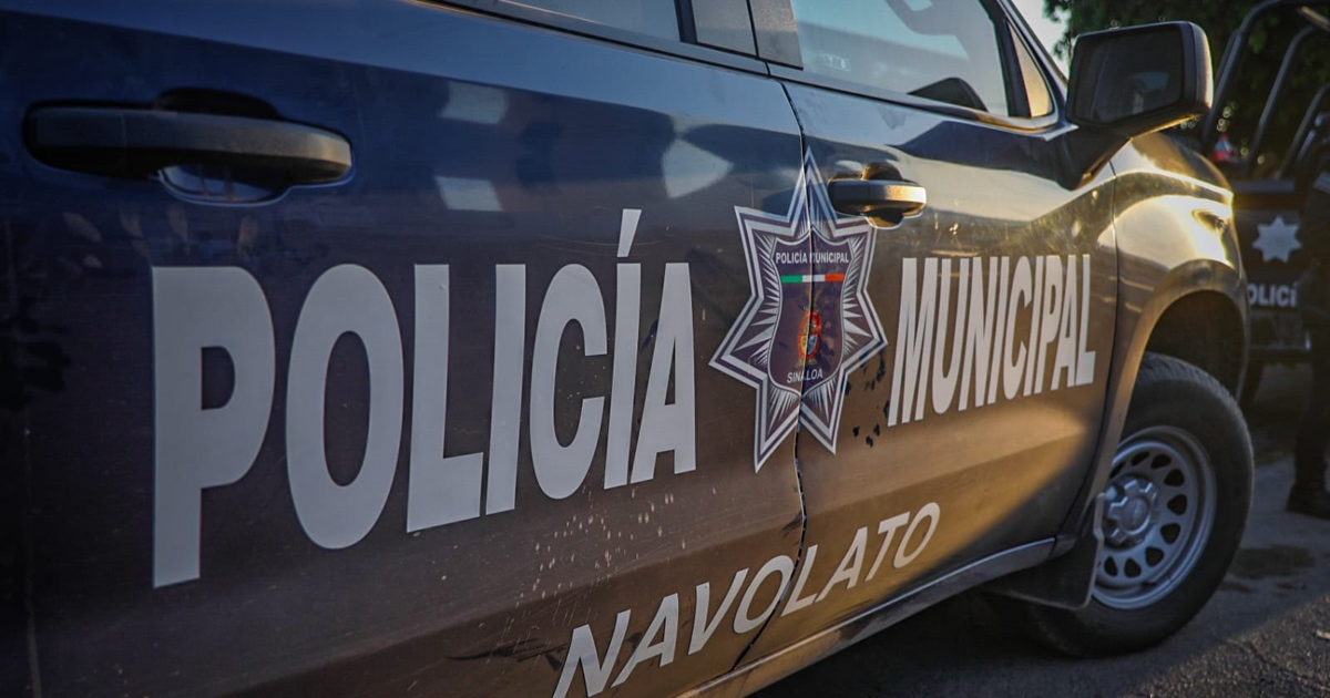 Vehículo policial de Navolato en escena del crimen en El Vergel