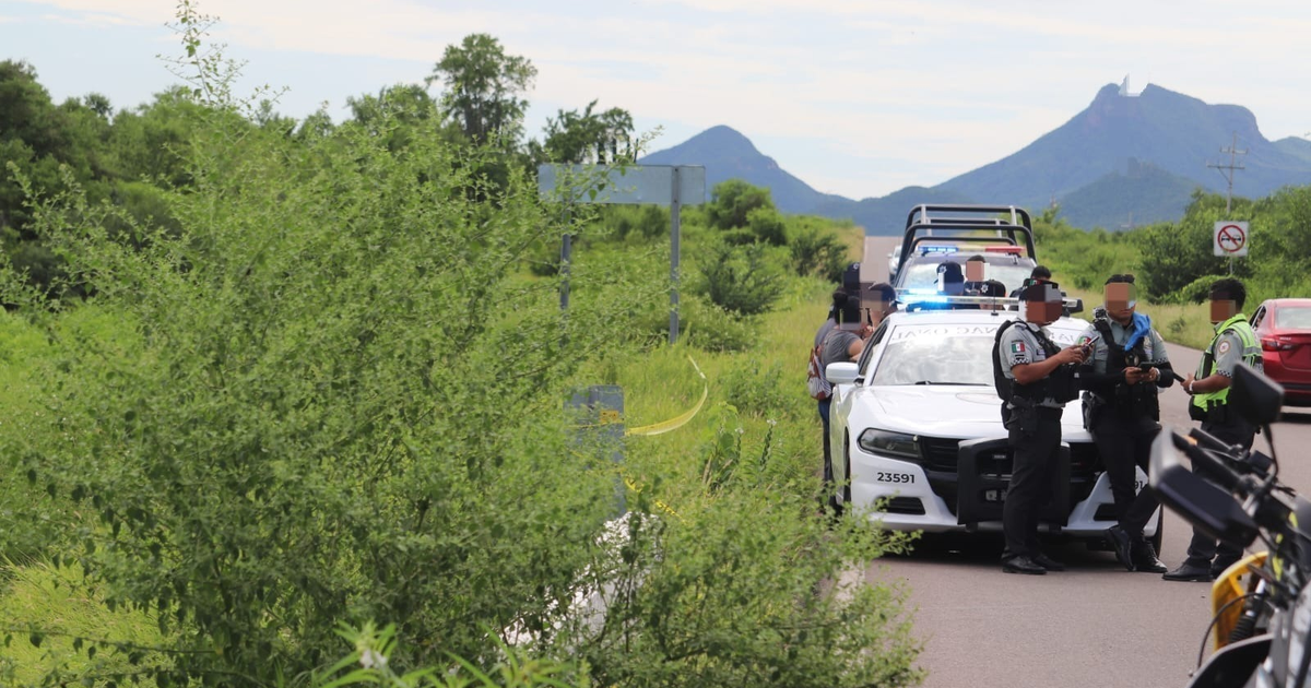 Operativo de seguridad en carretera México 15 con vehículos policiales y personal de seguridad